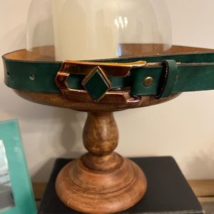 Vintage women’s green leather belt. Fits waist size 26-28.